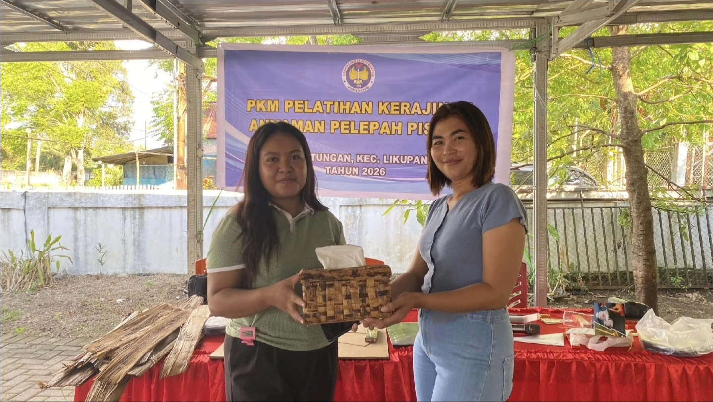 Sinergi Akademis dan SDGs: Jurusan Pendidikan Seni Rupa Gelar Pelatihan Anyaman Pelepah Pisang untuk Berdayakan Ekonomi Warga Likupang Barat