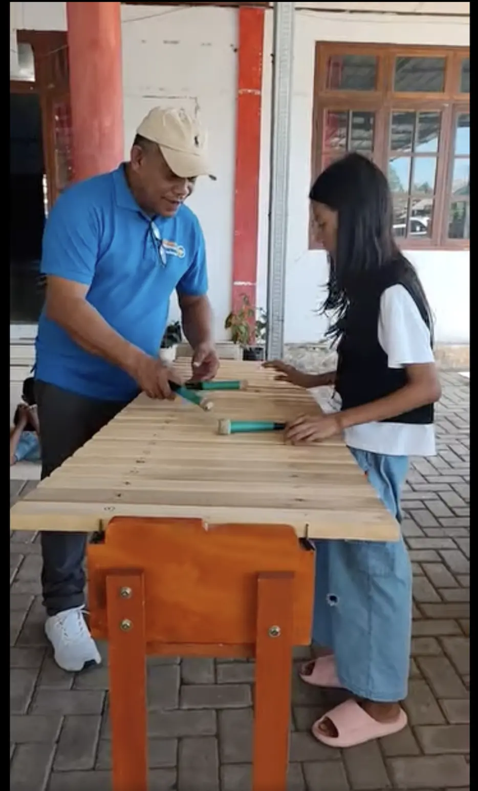 Dosen Prodi Pendidikan Sendratasik FBS UNIMA Laksanakan Pengabdian kepada Masyarakat Melalui Pelatihan Kolintang sebagai Industri Wisata di Desa Paputungan